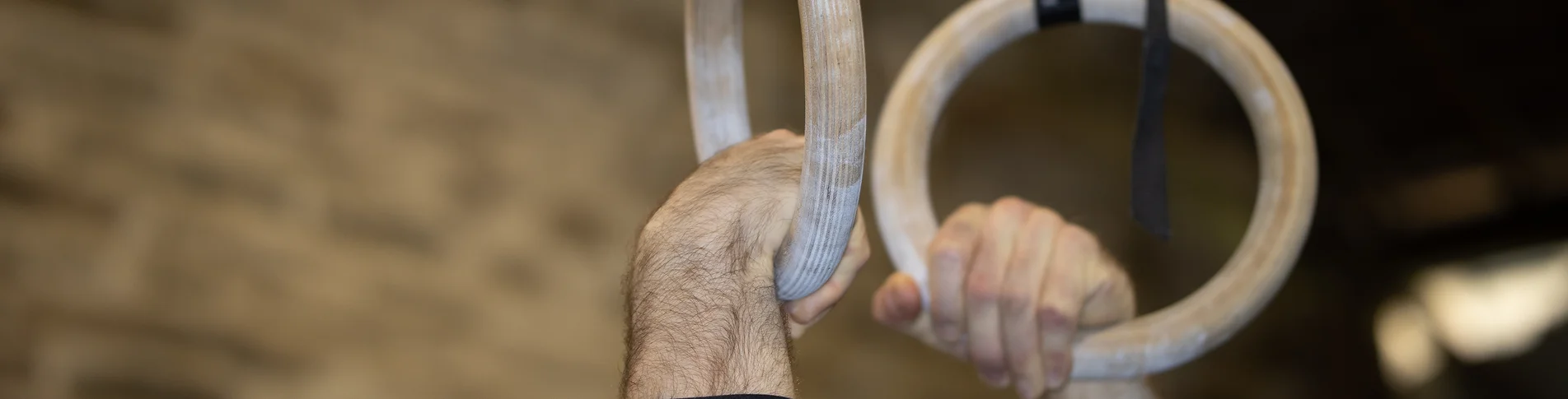 Mains accrochées à des anneaux